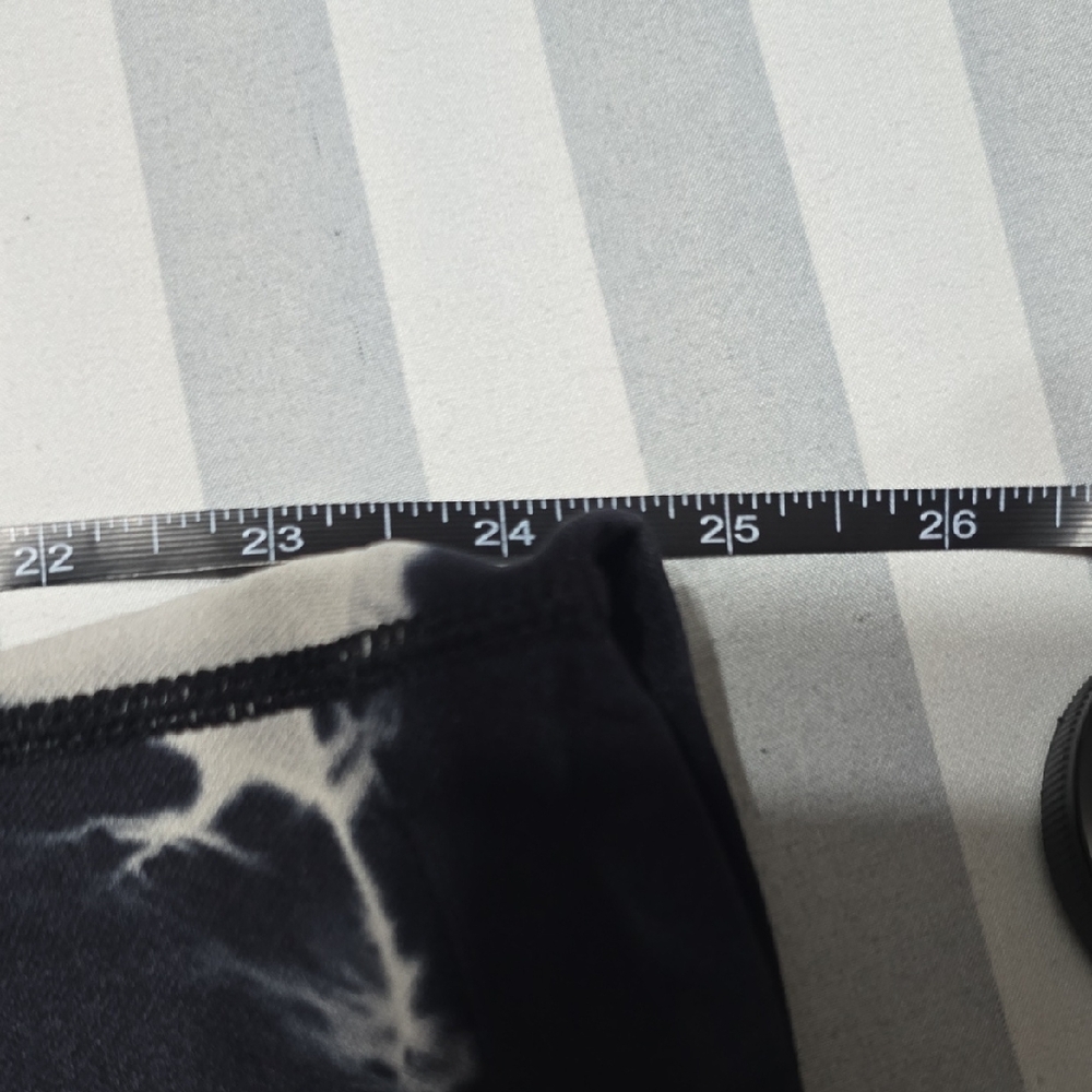 SCRUNCH BUTT Black and White Marble Leggings - Picture 5 of 6